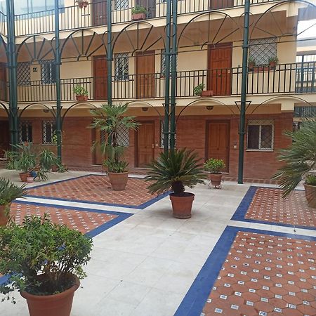 En Patio Sevillano Alameda-Isla Magica Luaran gambar