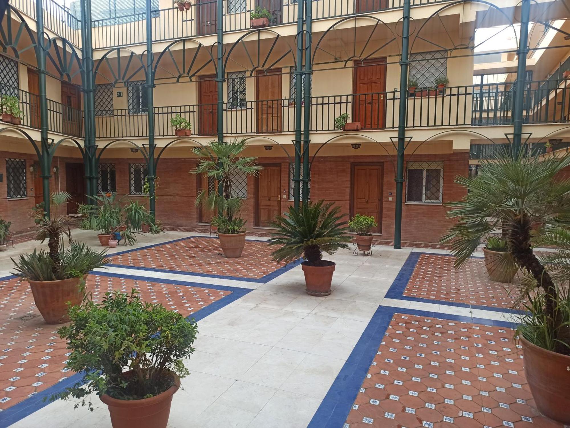 En Patio Sevillano Alameda-Isla Magica Luaran gambar